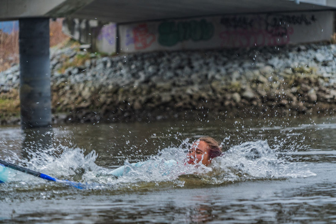 Girl_falling_in_while_paddleboarding